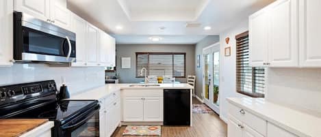 Een koelkast, een microgolfoven, een oven, een kookplaat