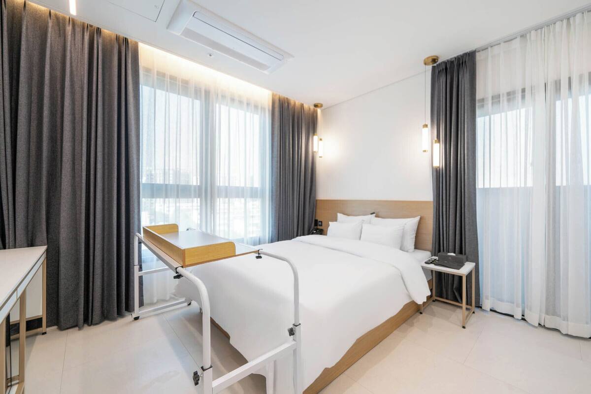 Free WiFi, bed sheets