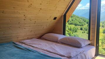 2 slaapkamers, een strijkplank/strijkijzer, internet, beddengoed