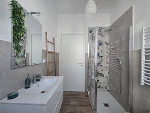 Shower, jetted bath, hair dryer, bidet