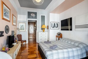Tabla de planchar con plancha, wifi, ropa de cama