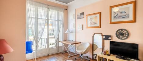 Silitysrauta/-lauta, Wi-Fi, vuodevaatteet