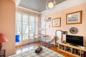 Iron/ironing board, WiFi, bed sheets - Studio Apartment 'French Vintage' with Balcony and Wi-Fi (Nice)