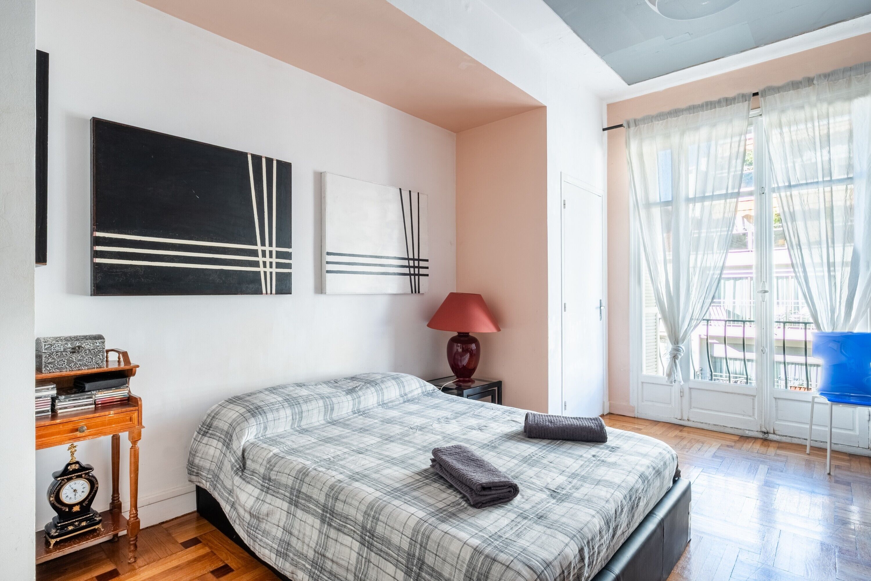 Een strijkplank/strijkijzer, wifi, beddengoed