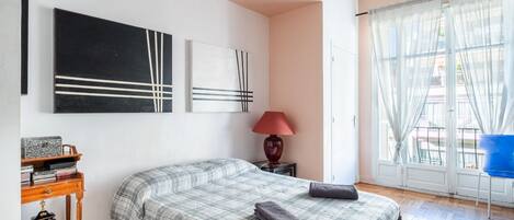 Een strijkplank/strijkijzer, wifi, beddengoed