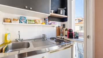 Réfrigérateur, micro-ondes, plaque de cuisson, cafetière/bouilloire