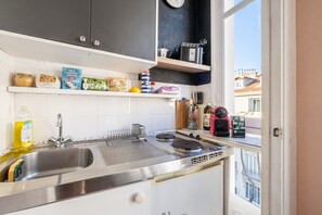 Fridge, microwave, stovetop, coffee/tea maker - Studio Apartment 'French Vintage' with Balcony and Wi-Fi (Nice)