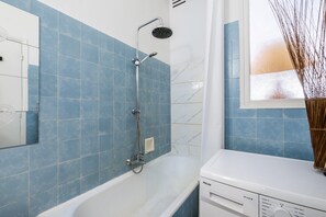Ducha, secador de pelo, toallas y papel higiénico