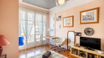 Iron/ironing board, WiFi, bed sheets