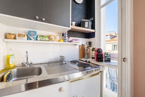 Een koelkast, een microgolfoven, een kookplaat