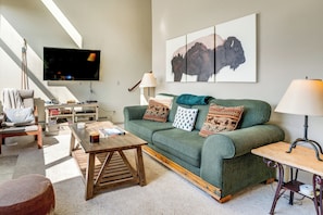 Interior - 3 Mi to Dtwn: Pet-friendly Condo in Silverthone (Silverthorne)