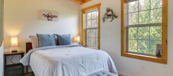 Hike & Unwind, Peaceful Wooded Retreat in Newport