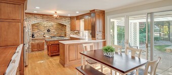 Private Pool & Home Theater: Buchanan Family Home!