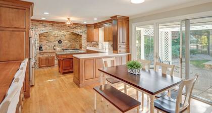 Private Pool & Home Theater: Buchanan Family Home!