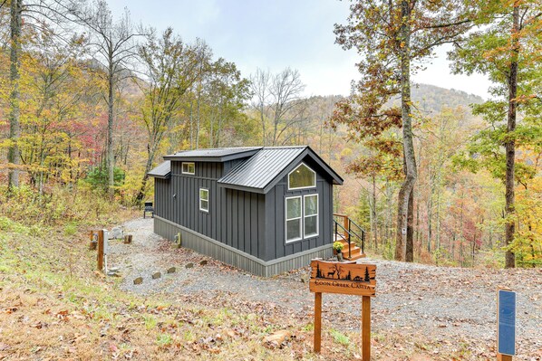 Front of property - 8 Mi to Dtwn Franklin: Mtn-view Cabin w/ Fire Pit (Franklin)