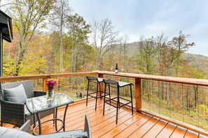 Interior - 8 Mi to Dtwn Franklin: Mtn-view Cabin w/ Fire Pit (Franklin)