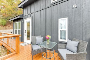 Interior - 8 Mi to Dtwn Franklin: Mtn-view Cabin w/ Fire Pit (Franklin)