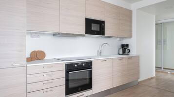 Apartament clàssic, vistes a la ciutat | Cuina privada | Frigorífic gran, microones, forn i placa de cuina