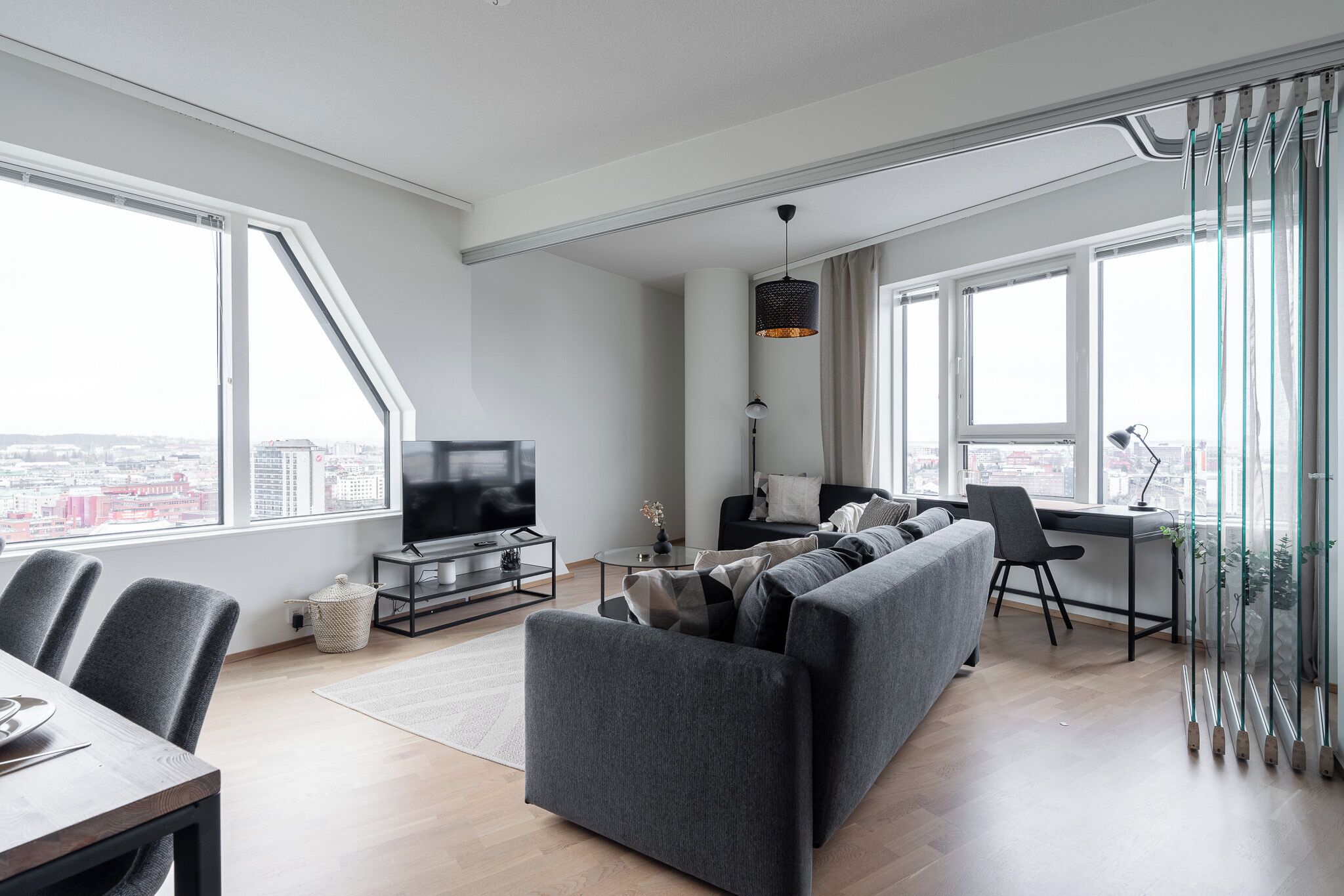 クラシック アパートメント シティビュー | リビング エリア | 50 インチの薄型テレビ (ケーブル放送視聴可)