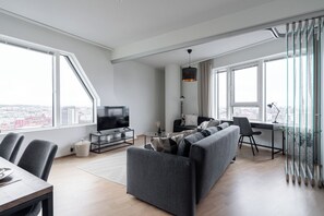 クラシック アパートメント シティビュー | リビング エリア | 50 インチの薄型テレビ (ケーブル放送視聴可)