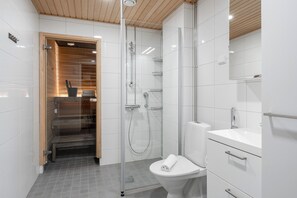 Apartament clàssic, vistes a la ciutat | Bany | Dutxa, assecador de cabells, tovalloles i paper higiènic 