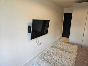 2 bedrooms, iron/ironing board, internet, bed sheets