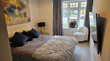 2 bedrooms, iron/ironing board, Internet, bed sheets