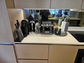 Eine Küchenarbeitsplatte mit Kaffeemaschine, Toaster und verschiedenen Gewürzen.