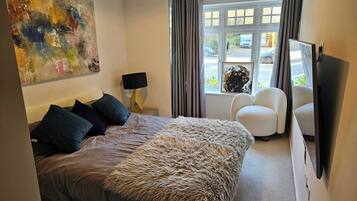 2 bedrooms, iron/ironing board, Internet, bed sheets