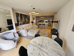 Living area - Luxury 2 double bedroom Apt in the heart of Purley (Greater London)