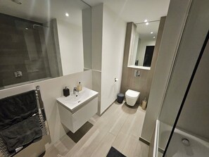 Bathroom - Luxury 2 double bedroom Apt in the heart of Purley (Greater London)