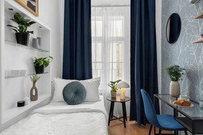 Grand Apartment | Blackout drapes, free WiFi