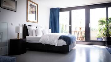 Een bureau, geluiddichte muren, een strijkplank/strijkijzer, gratis wifi