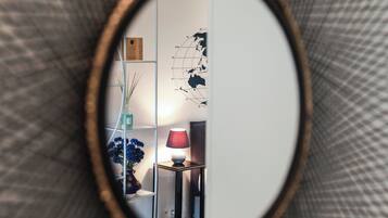 Suite 2 | Escritorio, sistema de insonorización, tabla de planchar con plancha