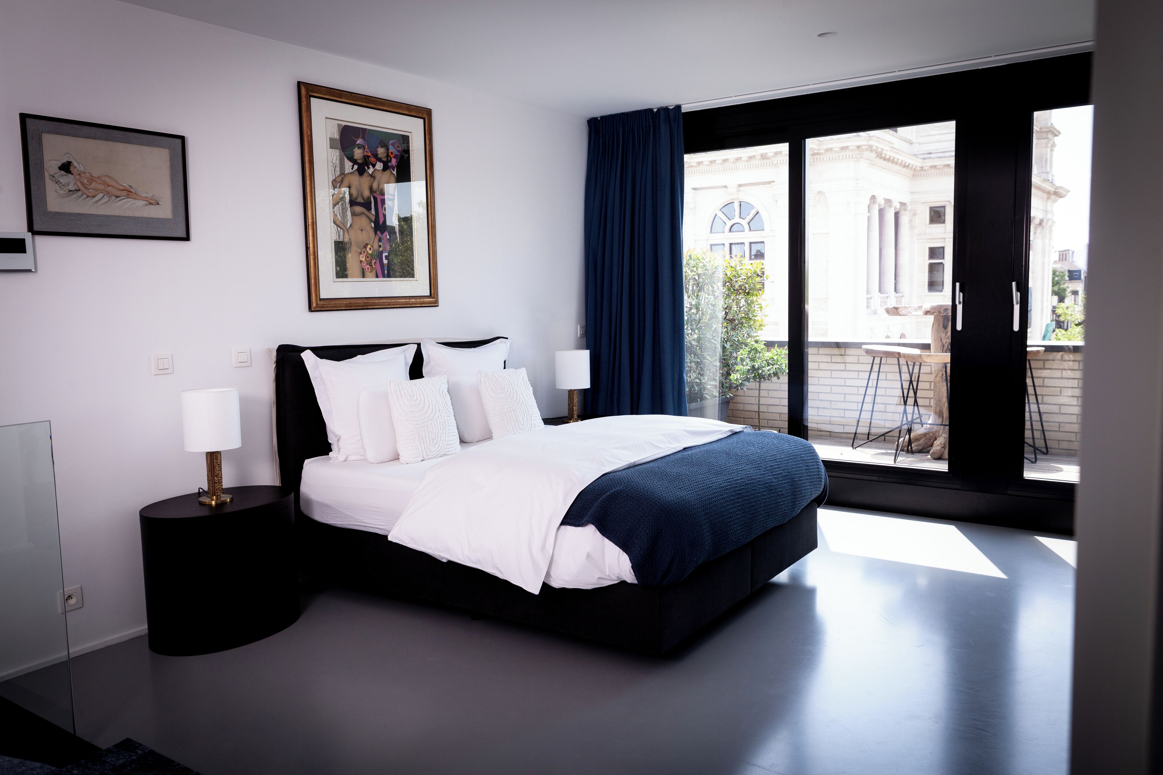 Een bureau, geluiddichte muren, een strijkplank/strijkijzer, gratis wifi