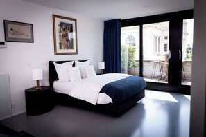 Escritorio, insonorización, tabla de planchar con plancha y wifi gratis 