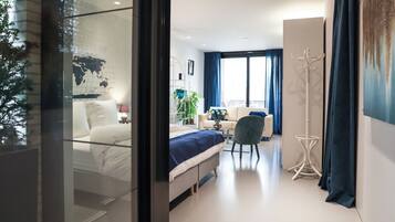 Suite 2 | Desk, soundproofing, iron/ironing board, free WiFi