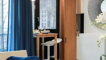 Schreibtisch, schallisolierte Zimmer, Bügeleisen/Bügelbrett