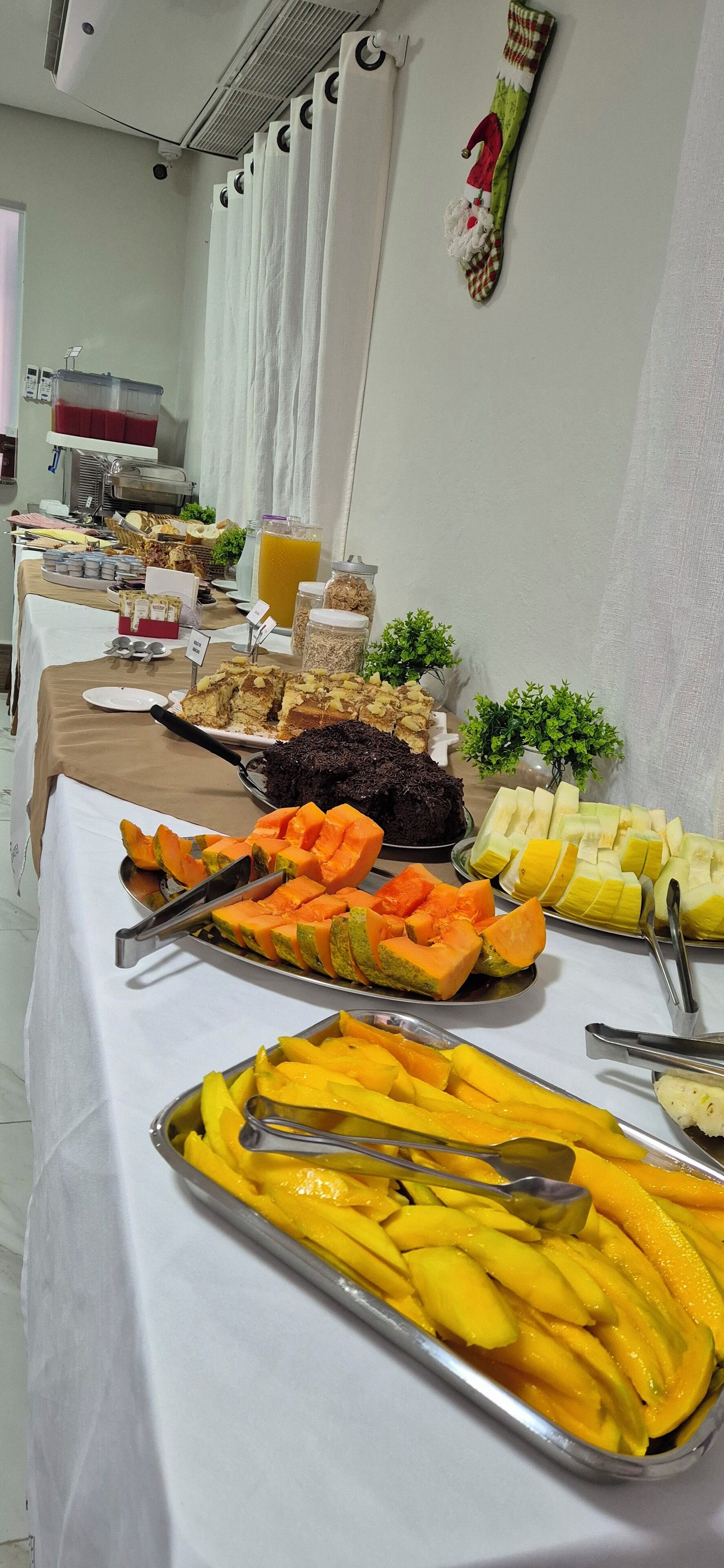 Een buffet met verschillende soorten fruit en een koffieapparaat.