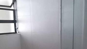 Apartamento standard, vista para a cidade | Banheiro | Chuveiro, toalhas de banho, sabonete, shampoo