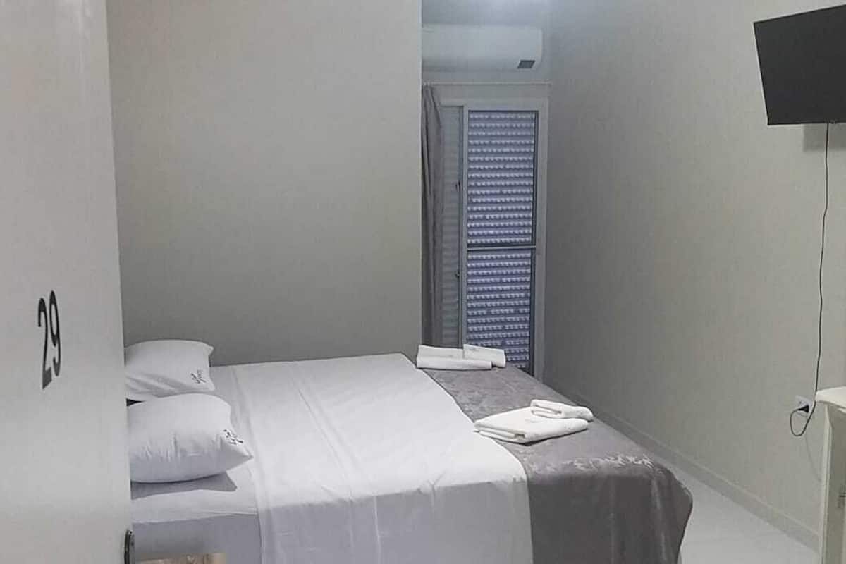 Escritorio, espacio para trabajar con laptop y wifi gratis