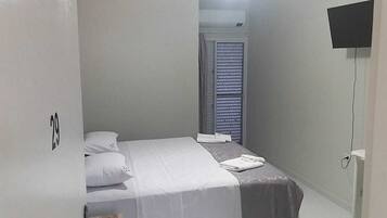 Standard-Apartment, Stadtblick | Schreibtisch, laptopgeeigneter Arbeitsplatz, kostenloses WLAN