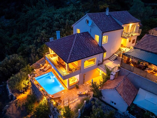 المنشأة من الخارج