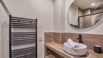 Hiustenkuivaaja, pyyhkeet, sampoo