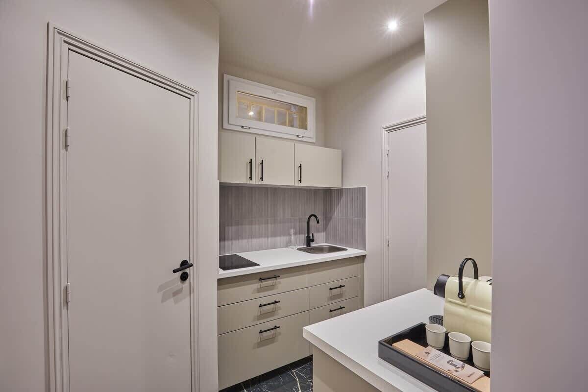 Jääkaappi, mikroaaltouuni, uuni, liesi