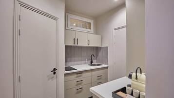 Jääkaappi, mikroaaltouuni, uuni, liesi