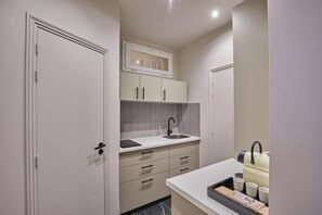 Jääkaappi, mikroaaltouuni, uuni, liesi