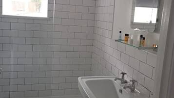 Yhden hengen huone | Kylpyhuone | Erillinen kylpyamme ja suihku, pyyhkeet, saippua, sampoo