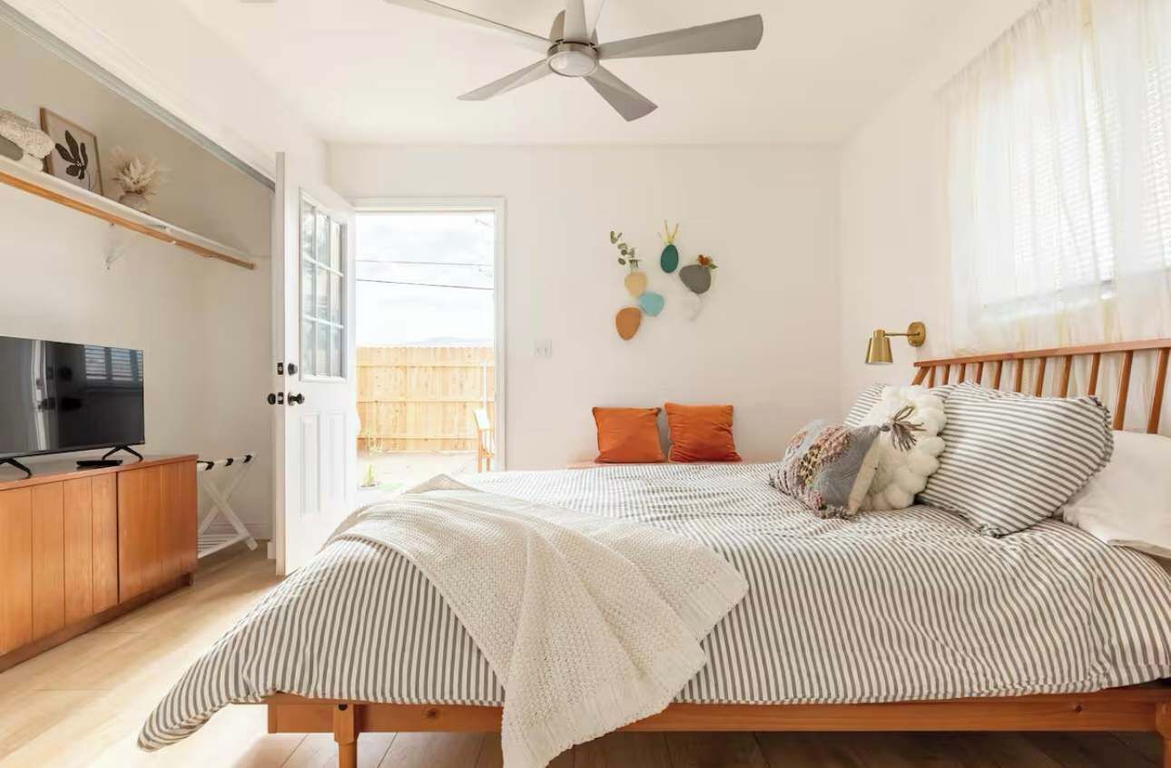 Työpöytä, silitysrauta/-lauta, vauvan matkasänky, Wi-Fi