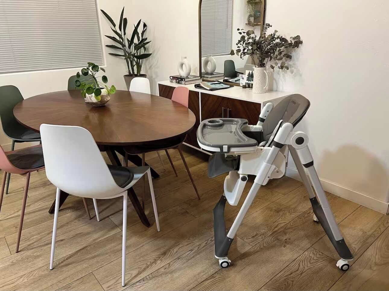En matplats med ett runt bord, stolar och en eldriven rullstol.